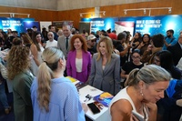La consejera de Empresa, Empleo y Economía Social, Marisa López Aragón, junto con la directora general del SEF, Pilar Valero, y el director general de Trabajo, Juan Marín, visita uno de los stands de la feria