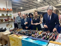 La consejera de Empresa, Empleo y Economía Social, Marisa López Aragón, junto con el alcalde de Lorca, Fulgencio Gil, el director general de Industrias y Oficios Artesanales, Rafael Gómez, y el presidente de la Cámara de Comercio de Lorca, Juan Francisco Gómez, durante la visita a los stands de la feria