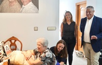 La consejera de Pol&iacute;tica Social, Familias e Igualdad, Conchita Ruiz, y el alcalde de Pliego, Antonio Hu&eacute;scar, durante una sesi&oacute;n de rehabilitaci&oacute;n...