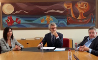 El consejero de Econom&iacute;a, Hacienda, Fondos Europeos y Transformaci&oacute;n Digital, junto con la presidenta y el secretario general de la C&aacute;mara de Comercio...