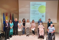 La consejera de Política Social, Familias e Igualdad, Conchita Ruiz, junto con personas con ELA y asistentes a la Jornada Multidisciplinar sobre ...
