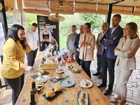 La consejera Carmen Conesa, el alcalde de Caravaca y otros participantes en la presentación de Las Cocinas del Jubileo