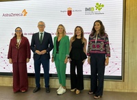 El consejero de Salud, Juan José Pedreño, suscribió hoy el acuerdo con la directora de Asuntos Corporativos y Acceso al Mercado de AstraZeneca, Marta...