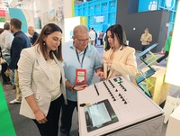 Imagen de la consejera Sara Rubira visitando el stand de la empresa Ritec en la feria Fruit Attraction