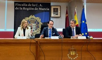 La consejera de Empresa, Empleo y Economía Social, Marisa López Aragón, junto con José Luis Díaz Manzanera, Fiscal Superior de la Región de Murcia y Ángel J. Muñoz Marín, Fiscal de Sala Coordinador de Seguridad y Salud en el Trabajo durante el acto de la firma del convenio
