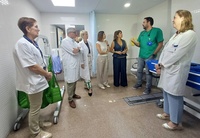 La gerente del SMS, Isabel Ayala (4d), visit&oacute; hoy el nuevo cambiador adaptado instalado en el hospital Santa Luc&iacute;a de Cartagena, acompa&ntilde;ada del gerente...