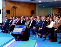 El consejero de Economía, Hacienda, Fondos Europeos y Transformación Digital, Luis Alberto Marín, junto con la directora de Estrategia e Inteligencia Artificial Mundial de Google, Pilar Manchón, y algunos de los asistentes