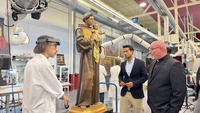 El director general de Patrimonio Cultural, Patricio S&aacute;nchez, y el p&aacute;rroco de Mazarr&oacute;n, con la imagen de San Antonio en el Centro de Restauraci&oacute;n