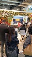 Imagen de la consejera Sara Rubira durante una de las degustaciones de tomate que se han realizado en el stand de la Región de Murcia