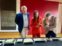 La consejera Carmen Conesa, el decano del Colegio de Periodistas y el director del Archivo contemplan algunos de los documentos cedidos