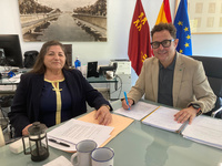 Imagen de la reuni&oacute;n del director general del instituto de las Industrias Culturales y las Artes, Manuel Cebri&aacute;n, con la presidenta de la Federaci&oacute;n...