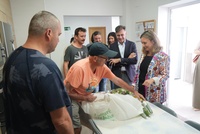 La consejera de Política Social, Familias e Igualdad, Conchita Ruiz, junto con el alcalde de San Pedro del Pinatar, Pedro Javier Sánchez, durante...