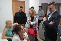La consejera de Política Social, Familias e Igualdad, Conchita Ruiz, junto con el alcalde de San Pedro del Pinatar, Pedro Javier Sánchez, durante su visita a la vivienda tutelada para personas con problemas de salud mental de AFEMAR (2)