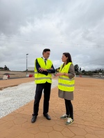El consejero de Fomento e Infraestructuras, Jorge García Montoro, junto a la alcaldesa de Fortuna, Catalina Herrero, supervisan el fin de obra de la glorieta construida en la RM-423 que da acceso a la urbanización Los Periquitos (2)