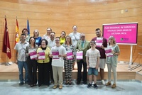 La consejera de Política Social, Familias e Igualdad, Conchita Ruiz, junto al presidente de Plena Inclusión, Joaquín Barberá, y asistentes a la presentación...