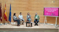 La consejera de Política Social, Familias e Igualdad, Conchita Ruiz, junto al presidente de Plena Inclusión, Joaquín Barberá, y asistentes a la presentación del Plan Regional de Servicios Sociales en lectura fácil (2)
