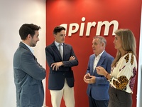El consejero de Fomento e Infraestructuras, Jorge García Montoro (2i), el presidente de APIRM, José Ramón Blázquez (2d), la directora de APIRM, Beatriz Menéndez, y el secretario general de la Consejería de Fomento e Infraestructuras, José Francisco Lajara, durante el encuentro mantenido sobre la 'Vivienda Asequible de la Región de Murcia'