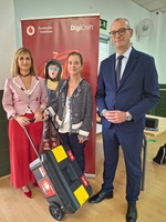 El consejero de Educación y Formación Profesional, Víctor Marín, participa en la entrega del kit de tecnología, desarrollo sostenible y programación del programa 'DigiCraft en tu cole' a los centros educativos