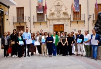 La directora general de Competitividad y Calidad Turísticas, junto a la alcaldesa de Yecla, durante la entrega de los distintivos SICTED
