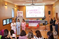 La consejera de Pol&iacute;tica Social, Familias e Igualdad, Conchita Ruiz, junto a la presidenta de AMEP, Carmen J&eacute;rez, durante el inicio del&nbsp; programa...