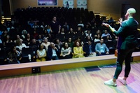 Actuaci&oacute;n del mago Abraham Gallego durante la presentaci&oacute;n de 'T-Sigo'