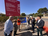 El consejero de Fomento e Infraestructuras, Jorge Garc&iacute;a Montoro, acompa&ntilde;ado del alcalde de Abar&aacute;n, Jes&uacute;s G&oacute;mez Montiel, durante la visita al inicio...