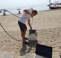 Un investigador de la Universidad Polit&eacute;cnica de Cartagena extrae los datos registrados por uno de los piez&oacute;metros ubicado en Los Alc&aacute;zares (imagen...