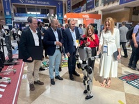 La consejera de Empresa, Empleo y Economía Social, Marisa López Aragón, junto con representantes de empresas de la Región (I)