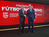 El consejero de Educación y Formación Profesional, Víctor Marín, firma un convenio con el presidente de la Federación de Fútbol de la Región de Murcia, José Miguel Monje, para poner en marcha el programa 'Fútbol Inclusivo'.