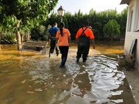 Miembros de protección civil de la Región intervienen con motivo de unas inundaciones.