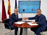El consejero de Salud, Juan Jos&eacute; Pedre&ntilde;o y el presidente del Colegio Oficial de Trabajo Social de la Regi&oacute;n de Murcia, Juan Carri&oacute;n, han suscrito...
