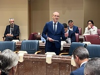 El consejero de Educación y Formación Profesional, Víctor Marín, responde a preguntas de los diputados en la Asamblea Regional