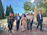 La consejera Carmen Conesa, con los representantes municipales, junto a la Capilla de la Virgen de las Angustias de Yecla, escenario del acto.