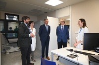 El presidente López Miras, durante su visita a las Consultas Externas y el nuevo Hospital de Día del hospital Comarcal del Noroeste.