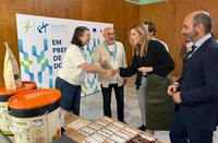 La consejera de Empresa, Empleo y Economía Social, Marisa López Aragón, saluda a una de las emprendedoras en su estand.