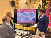 El consejero de Fomento e Infraestructuras, Jorge García Montoro, junto a la alcaldesa de Jumilla, Seve González, durante la presentación de la actualización...