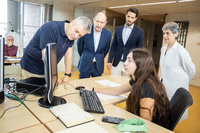 El director general de Patrimonio Cultural, Patricio Sánchez (c), y el director del Conservatorio, Miguel Torres (2i), contemplan cómo una alumna...