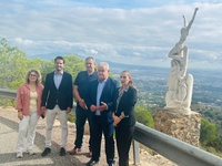 El director general de Patrimonio Cultural, Patricio Sánchez, y el alcalde de Totana, ante una de las estaciones del Vía Crucis monumental.