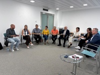 El director general de Salud Pública, José Jesús Guillén, y representantes de la hostelería regional mantuvieron un encuentro recientemente para ...