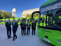 El consejero de Fomento e Infraestructuras, Jorge García Montoro, junto al alcalde de Murcia, José Ballesta, durante la presentación de la flota ...