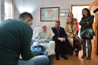 La consejera de Política Social, Familias e Igualdad, Conchita Ruiz, junto con el alcalde de Caravaca de la Cruz, José Francisco García, durante ...