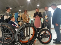 La consejera de Empresa, Empleo y Economía Social, Marisa López Aragón, junto con el director del Info, Joaquín Gómez, durante la visita a las 'sturtups'...