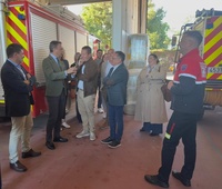 El consejero de Presidencia, Portavocía, Acción Exterior y Emergencias, Marcos Ortuño, durante su visita hoy al parque de bomberos de Mula.