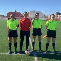 Mujeres árbitro dispuestas para dirigir un encuentro.