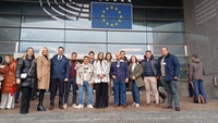 La consejera, Sara Rubira, junto a una delegación de jóvenes agricultores de la Región de Murcia en el Parlamento Europeo.