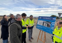 El consejero de Fomento e Infraestructuras, Jorge García Montoro, acompañado del alcalde de Moratalla, Juan Soria, en la carretera RM-715 que ha ...