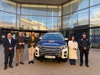 El director general de Administración Local, Francisco Abril, asistió hoy a la presentación del nuevo vehículo policial junto con el alcalde de La...