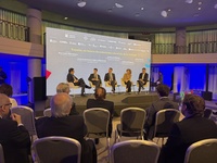 El secretario general de la Consejería de Fomento e Infraestructuras, José Francisco Lajara (2º izqda), durante su intervención en la mesa redonda...