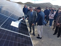 El consejero de Medio Ambiente, Universidades, Investigación y Mar Menor, Juan María Vázquez, en la inauguración de una planta solar fotovoltaica...