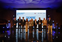 La consejera de Política Social, Familias e Igualdad, junto con el alcalde de Molina de Segura, José Ángel Alfonso, y los premiados en la Gala de...